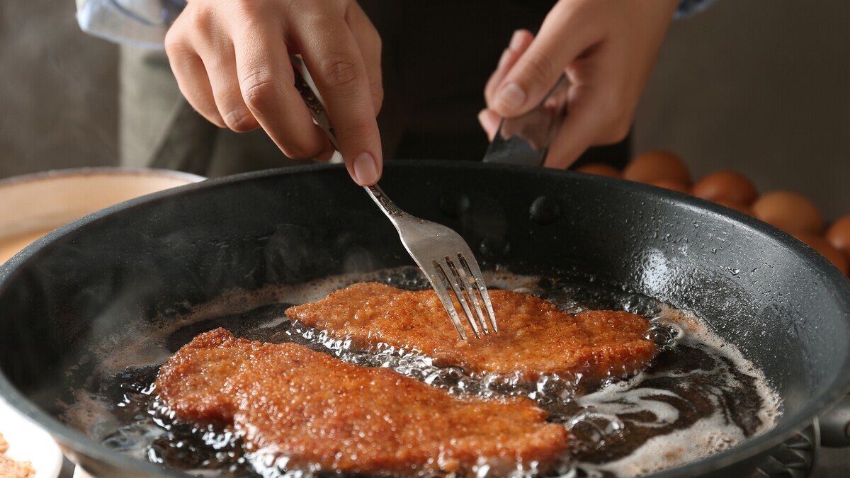 Можно ли подавать блюдо той же лопаткой, что трогала сырое мясо —  дали однозначный ответ
