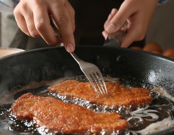 Можно ли подавать блюдо той же лопаткой, что трогала сырое мясо —  дали однозначный ответ