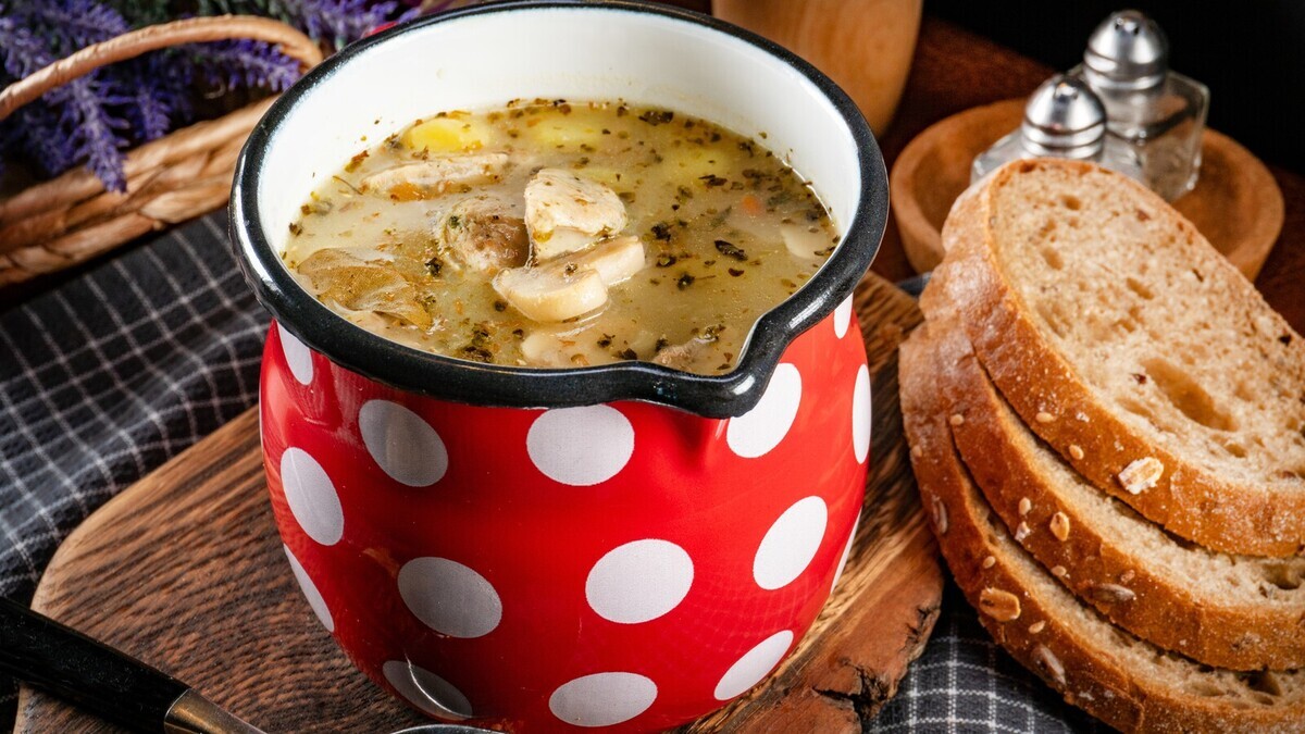 Наварила "супа из топора" на всю семью — сытыми ходили до вечера: все из муки и яиц