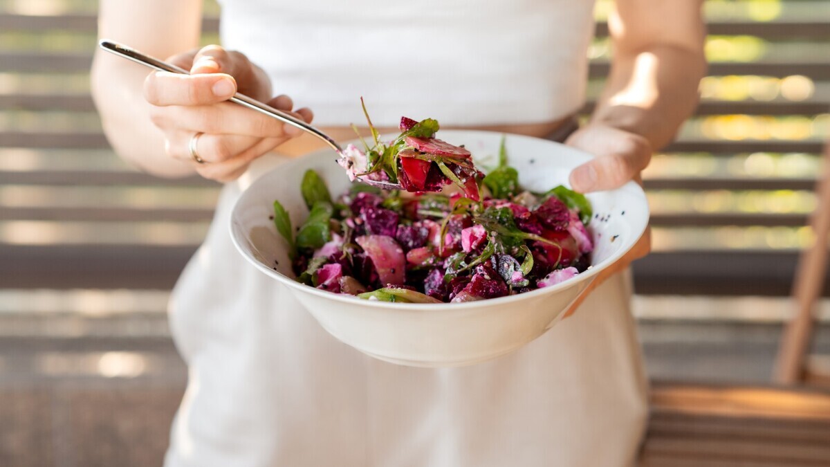 Не только витамины из аптеки: диетолог назвала "вкусные" средства от весенней усталости