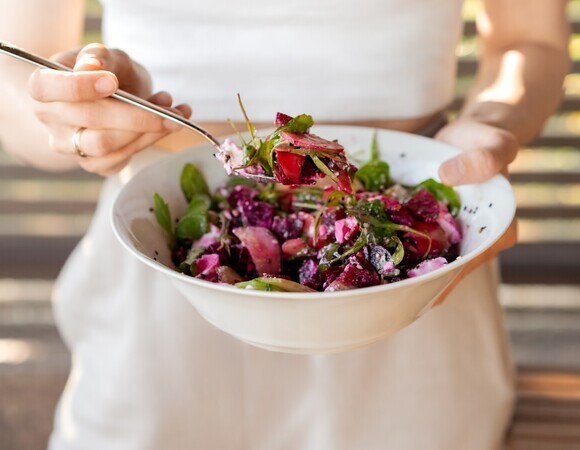 Не только витамины из аптеки: диетолог назвала "вкусные" средства от весенней усталости