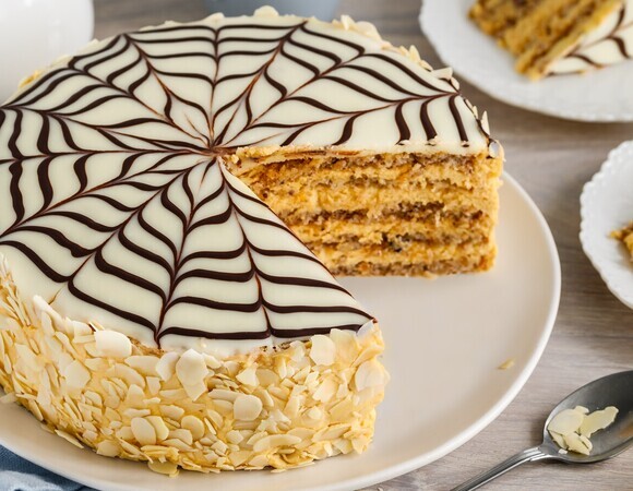 Почему коржи для "Эстерхази" твердые? Кондитеры указали на главные ошибки — и предложили решения