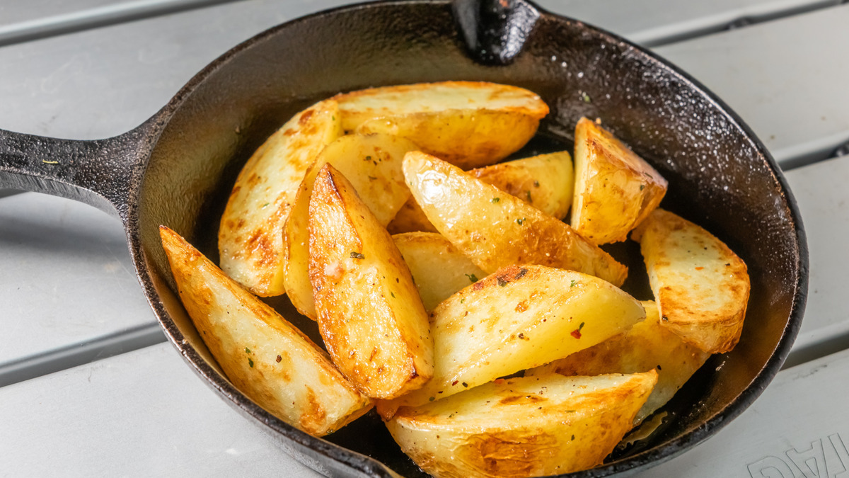 5 ошибок, из-за которых ваша жареная картошка не будет золотистой и развалится