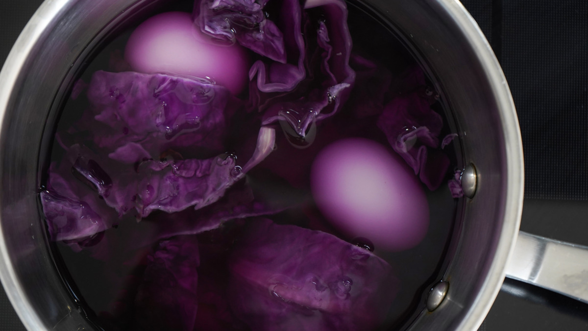 Эксперимент недели: как я превратила обычные яйца в фиолетовые жемчужины к Пасхе