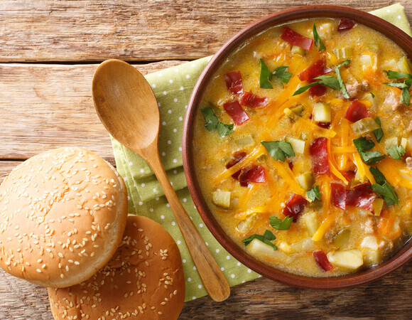 Варю суп "Чизбургер" вместо того, чтобы заказывать фастфуд: вот как соединить те же ингредиенты в одной кастрюле