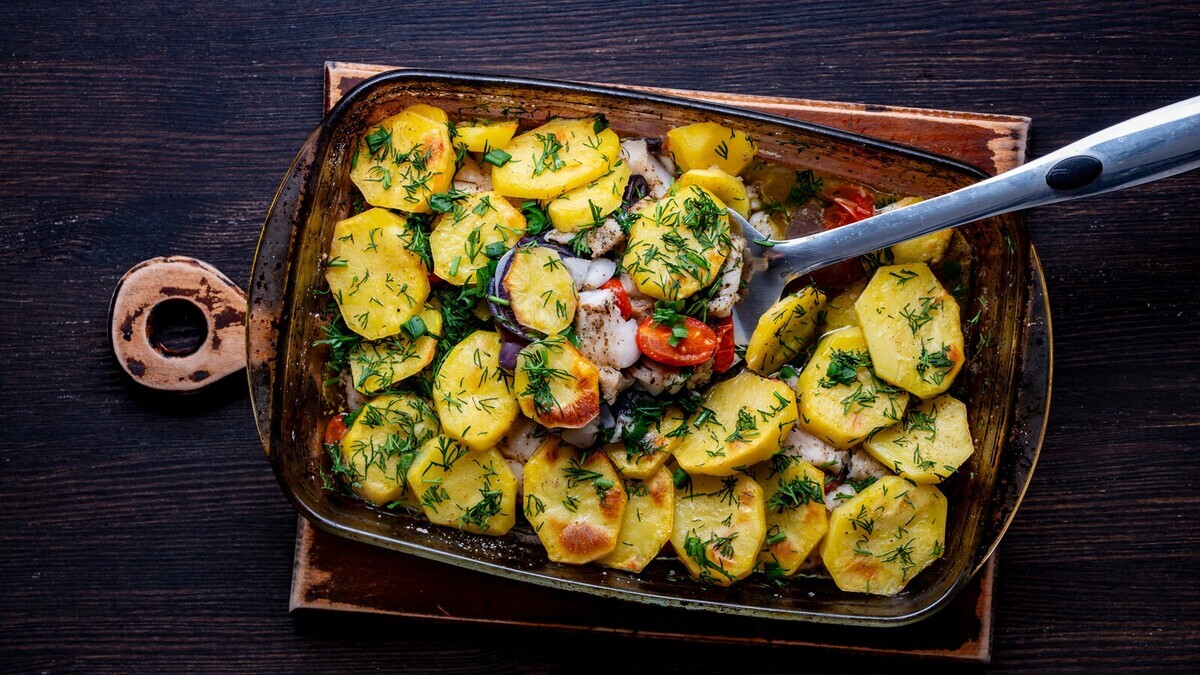 Еще один повод полюбить минтай: вот как из него готовлю полноценный ужин сразу с гарниром