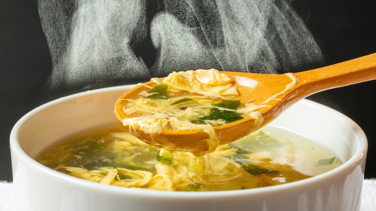 Почему яйцо в супе сворачивается в комок? Добиваться красивого "кудрявого" эффекта надо по-другому 