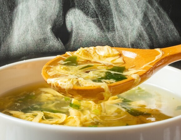 Почему яйцо в супе сворачивается в комок? Добиваться красивого "кудрявого" эффекта надо по-другому 