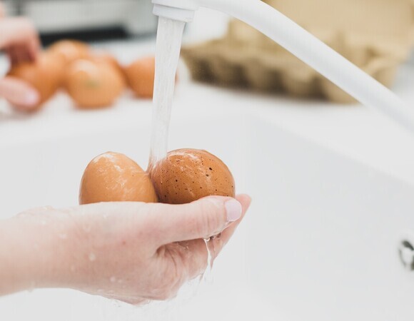 Мыть или не мыть яйца перед варкой: диетолог указала на правило, которое нарушают почти все