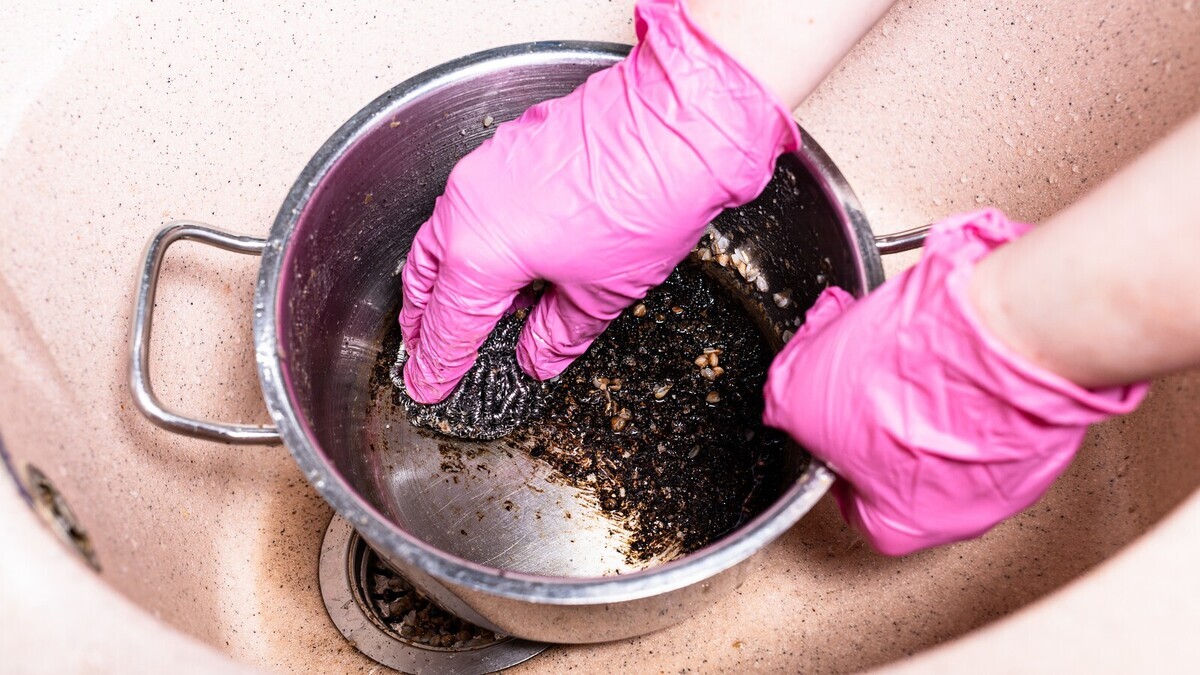 Пригоревшая каша — не приговор: эксперт назвала средство, которое отмывает кастрюлю без царапин