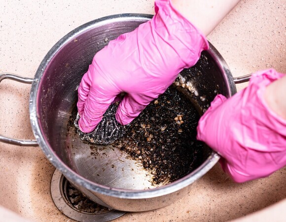 Пригоревшая каша — не приговор: эксперт назвала средство, которое отмывает кастрюлю без царапин