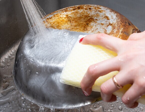 Не все кислородные средства безопасны: чем нельзя мыть посуду — ответила эксперт Савчук