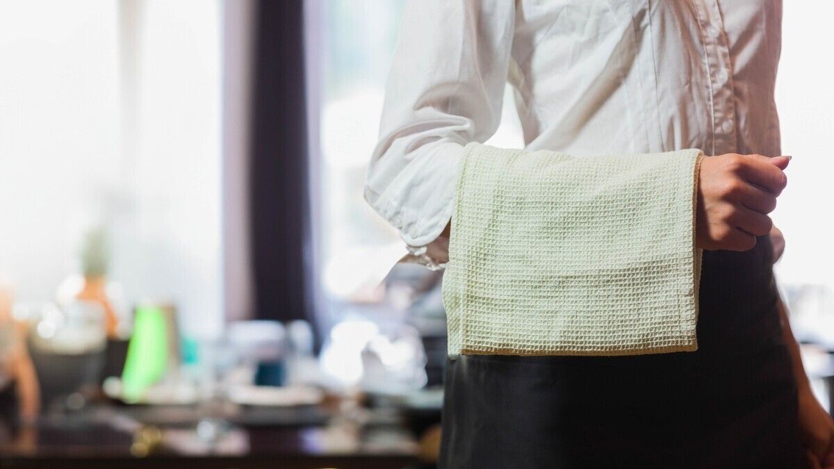 Эксперт по этикету объяснила, как вежливо позвать официанта в ресторане — кричать и махать нельзя: "Мы не в школе" Эксперт по этикету объяснила, как вежливо позвать официанта в ресторане — кричать и махать нельзя: "Мы не в школе"