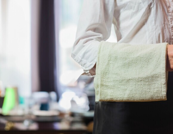 Эксперт по этикету объяснила, как вежливо позвать официанта в ресторане — кричать и махать нельзя: "Мы не в школе"