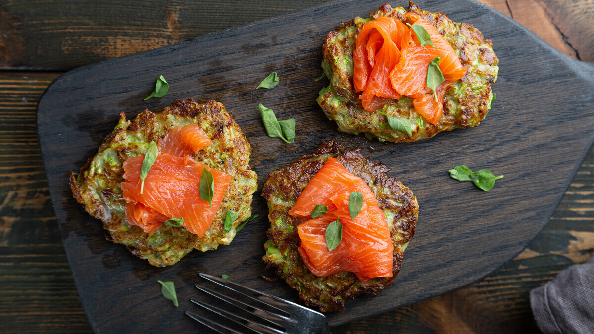 Никакого хлеба в бутербродах: кулинары предложили вариант сочной подложки под мясо и колбасы