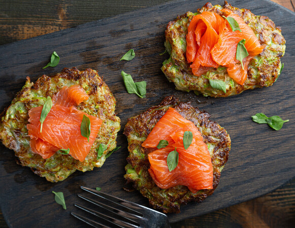 Никакого хлеба в бутербродах: кулинары предложили вариант сочной подложки под мясо и колбасы