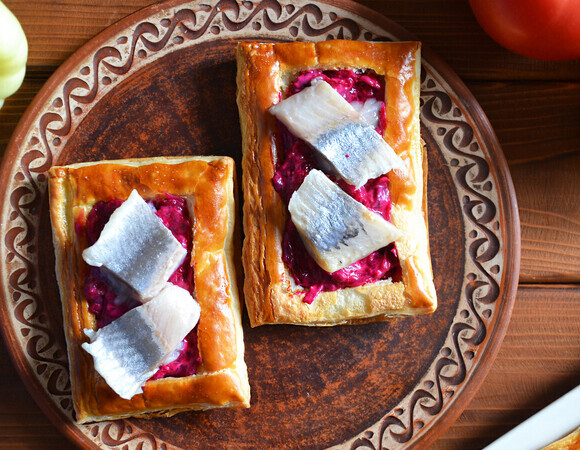 Никогда не думала, что есть выпечка с селедкой — ингредиенты те же, что в "шубе", но вкус — круче