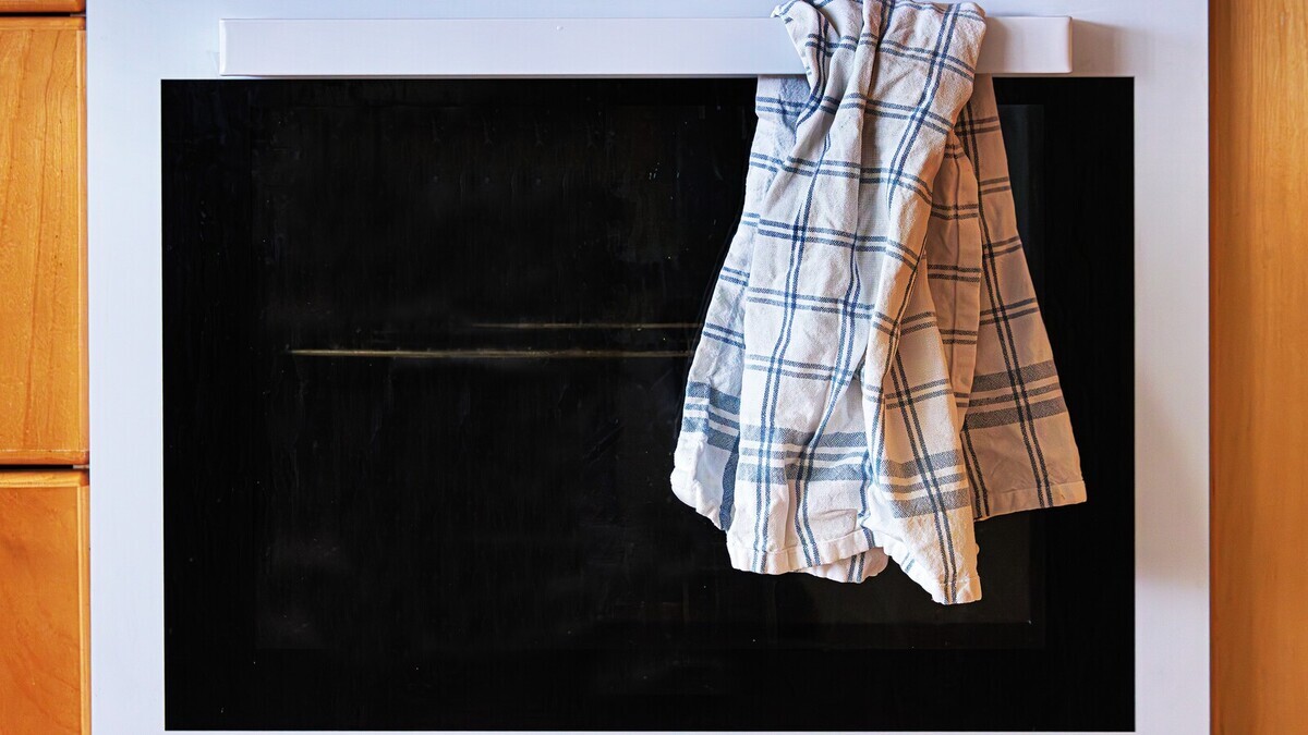 Всегда вешала полотенце на духовку — пока не узнала, чем это может закончиться