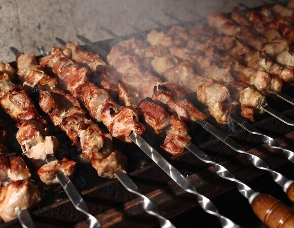 "Чем ниже к земле, тем жестче": шеф-повар назвал 2 вида мяса, которые нельзя жарить на мангале