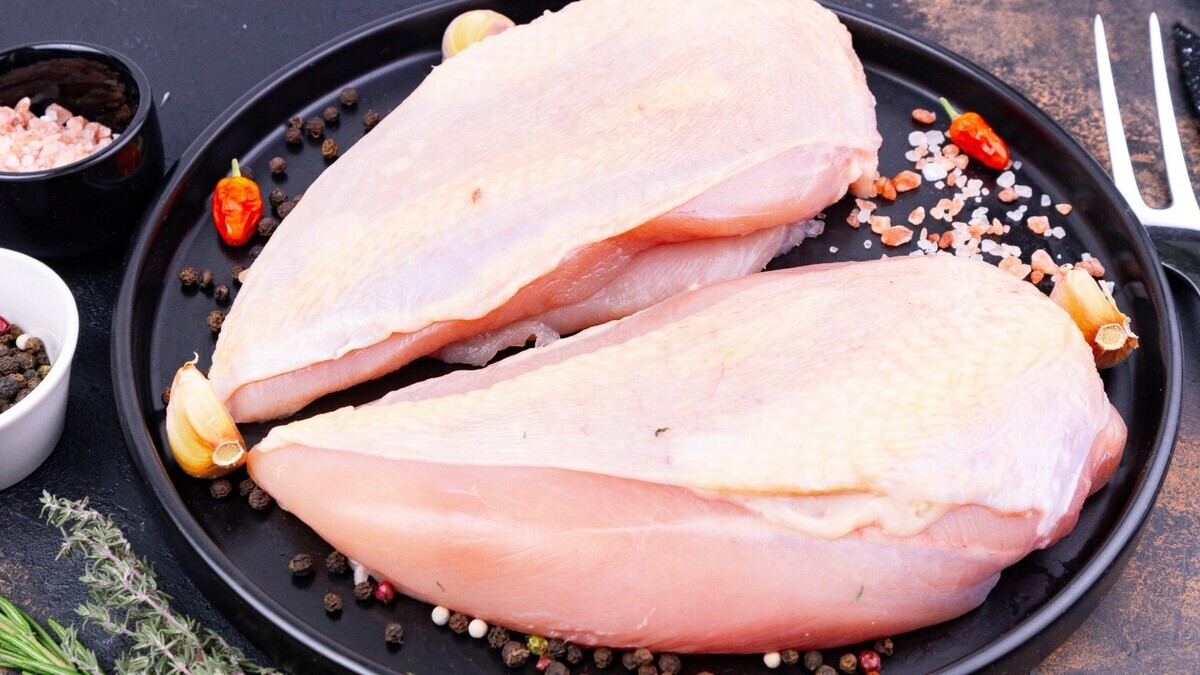 Никаких 40 минут: почему куриная грудка получается "резиновой" – 5 секретов от матерого шеф-повара Ларичева