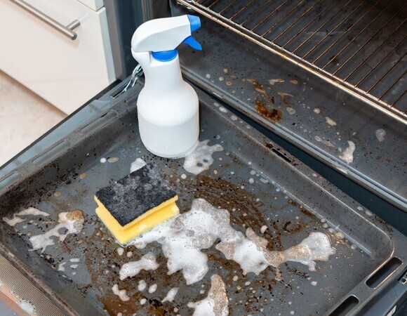 Методы из СССР: отмыли чайник и духовку "на бис" – нагар отвалится сам