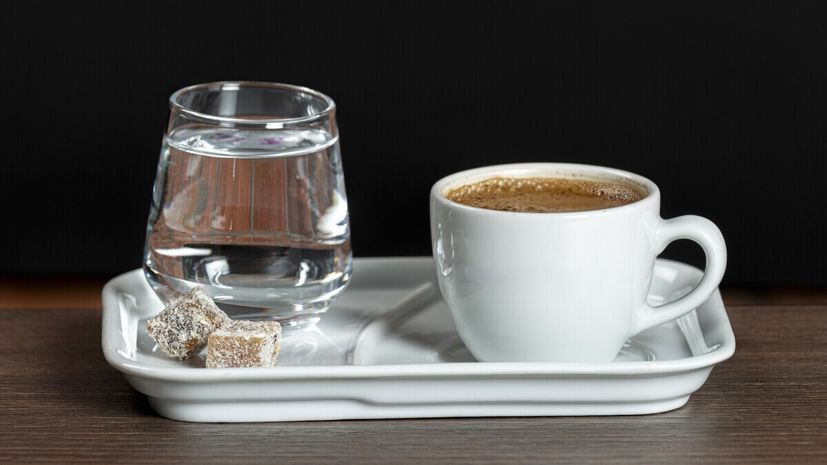 Запивать кофе водой — не для пользы: диетолог объяснила настоящий смысл привычки