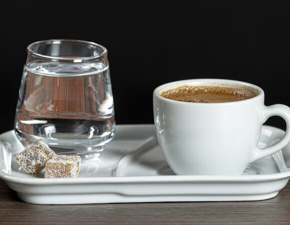 Запивать кофе водой — не для пользы: диетолог объяснила настоящий смысл привычки