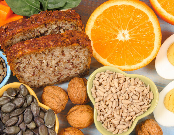 Ученые назвали 3 витамина против инсульта: разобралась, из каких продуктов их получить 