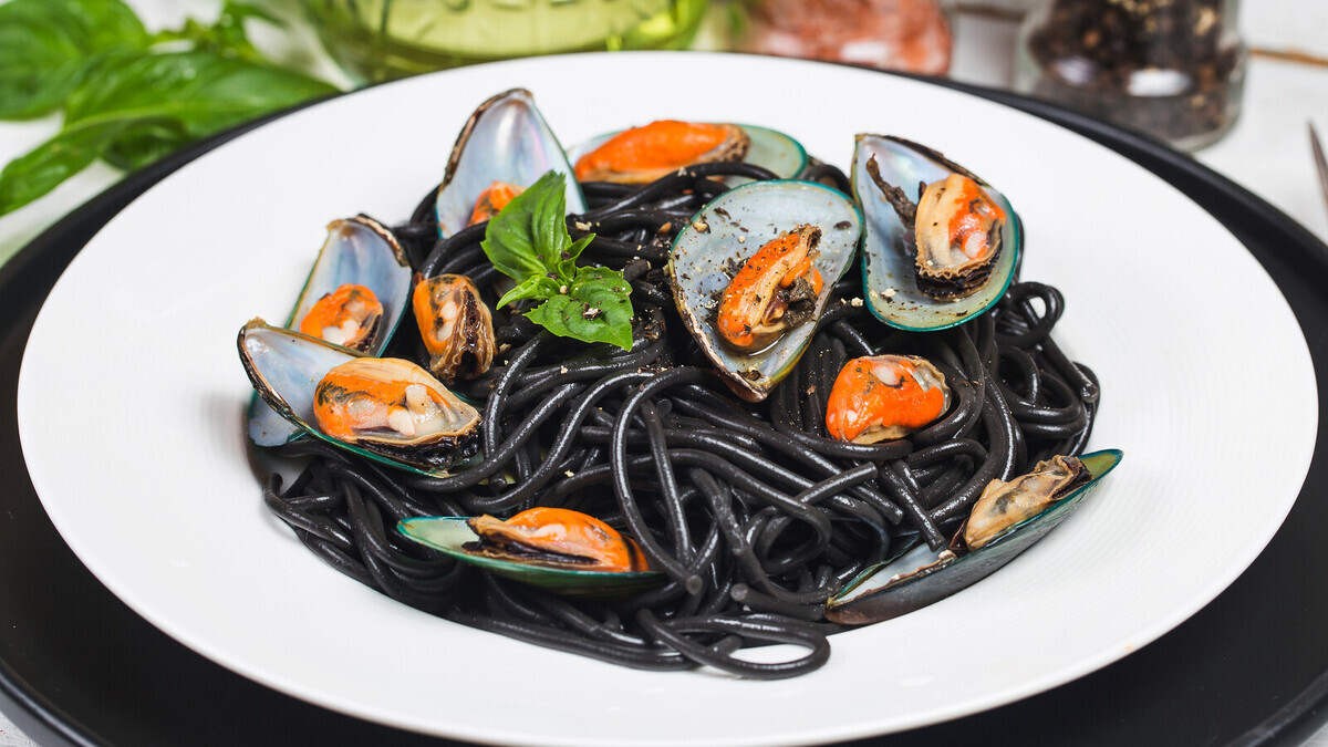 Черные макароны: шеф объяснил, как разукрасить будничный гарнир в домашних условиях 