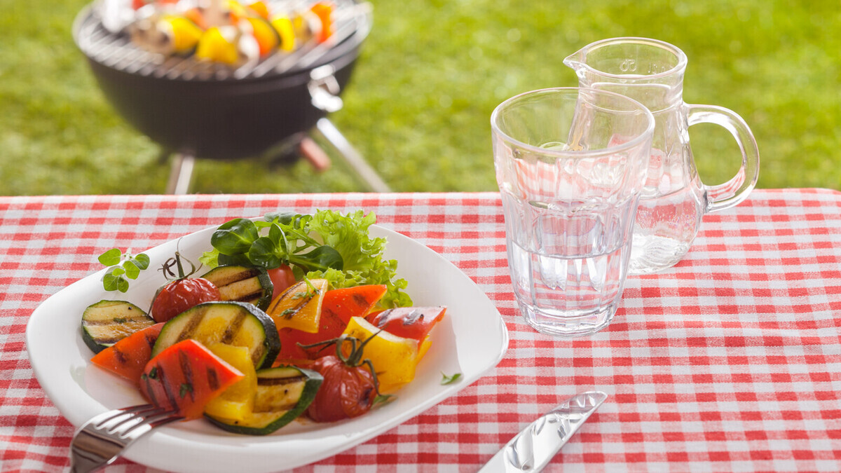 Пластиковая скатерть больше не улетит: обычной водой спасаю пикники от "разорения" ветром
