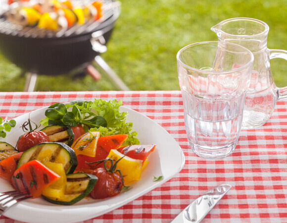 Пластиковая скатерть больше не улетит: обычной водой спасаю пикники от "разорения" ветром