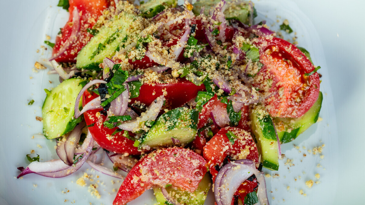 Даже если шашлык плох, этот салат его спасет: секрет — в грузинской заправке, а не в овощах