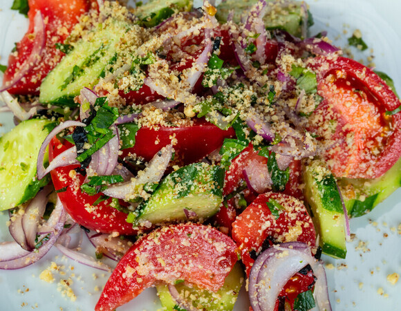 Даже если шашлык плох, этот салат его спасет: секрет — в грузинской заправке, а не в овощах