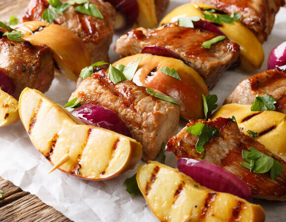 Для чего к жирному мясу добавляют яблоки — не все знали этот секрет приготовления идеального шашлыка 