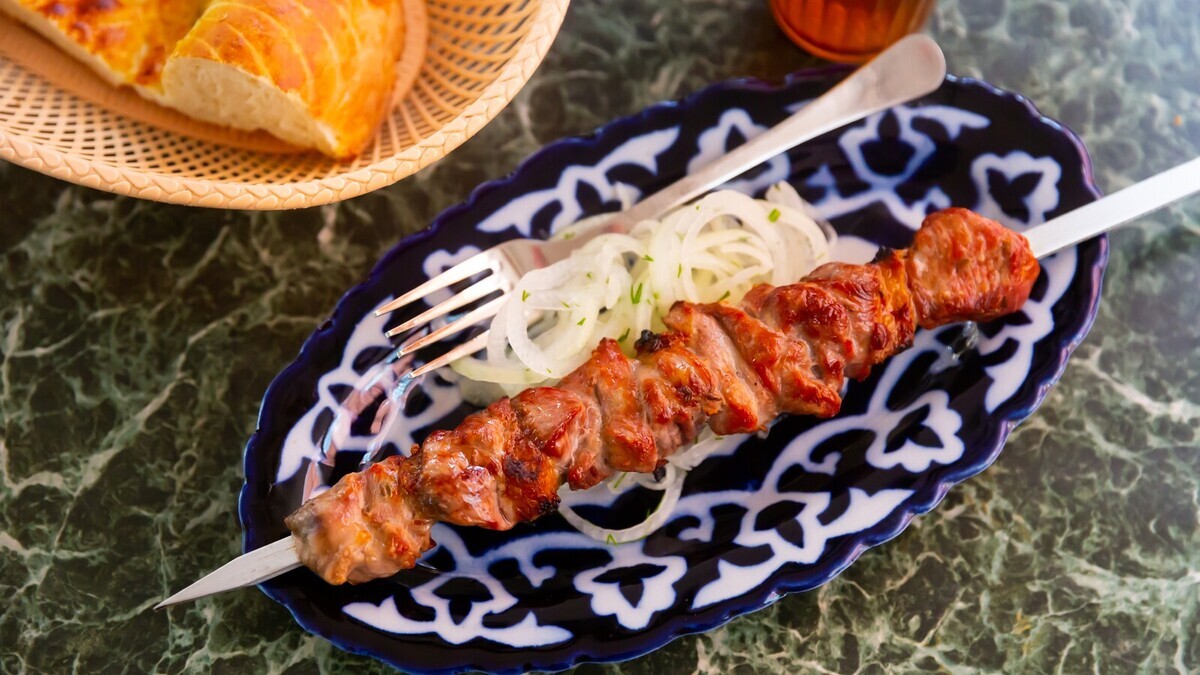 Смазывать шашлык жиром и добавлять лимон целиком — каким получается шашлык по-казахски? 