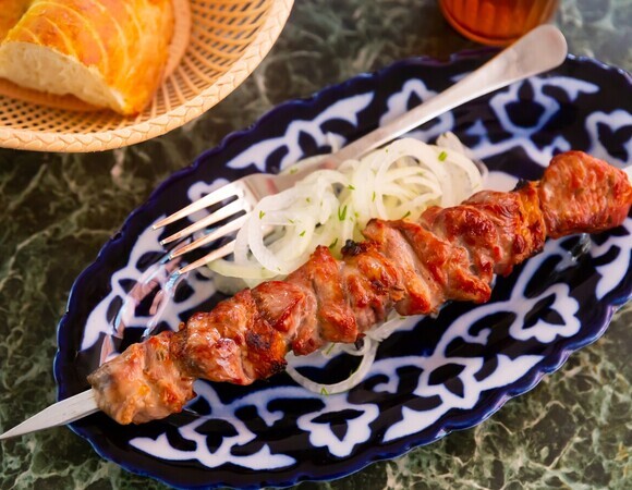 Смазывать шашлык жиром и добавлять лимон целиком — каким получается шашлык по-казахски? 