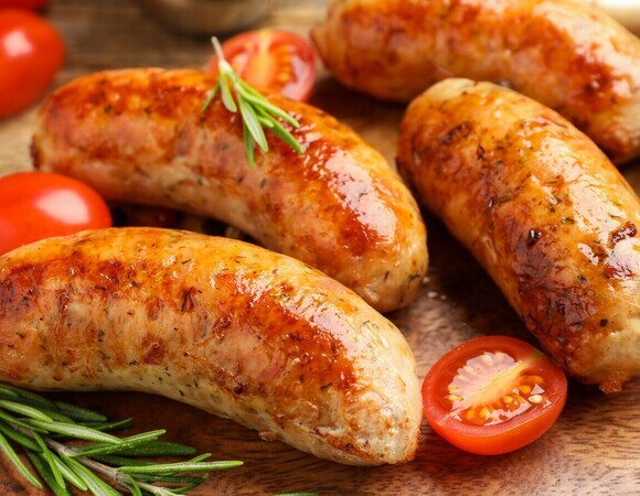 Добавляют в фарш то, о чем никто бы не подумал: кулинарам показали, как сделать домашние колбаски сочнее и дешевле