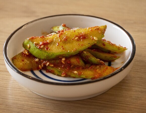 Кабачки как из корейского кафе за 30 минут: шеф Спиваков сказал, какими специями приправить "пресный" овощ 