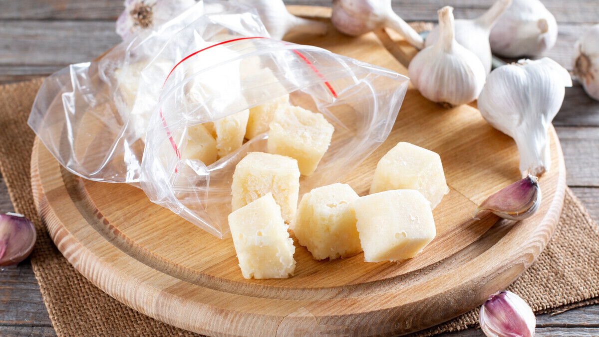 Замораживаю чеснок — и больше не выбрасываю ни одного зубчика: вот 3 лучших способа 