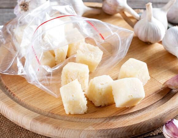 Замораживаю чеснок — и больше не выбрасываю ни одного зубчика: вот 3 лучших способа 