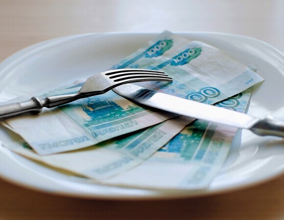 Раньше на водку, теперь на чай: лингвисты СПбГУ объяснили, как появилось слово "чаевые"