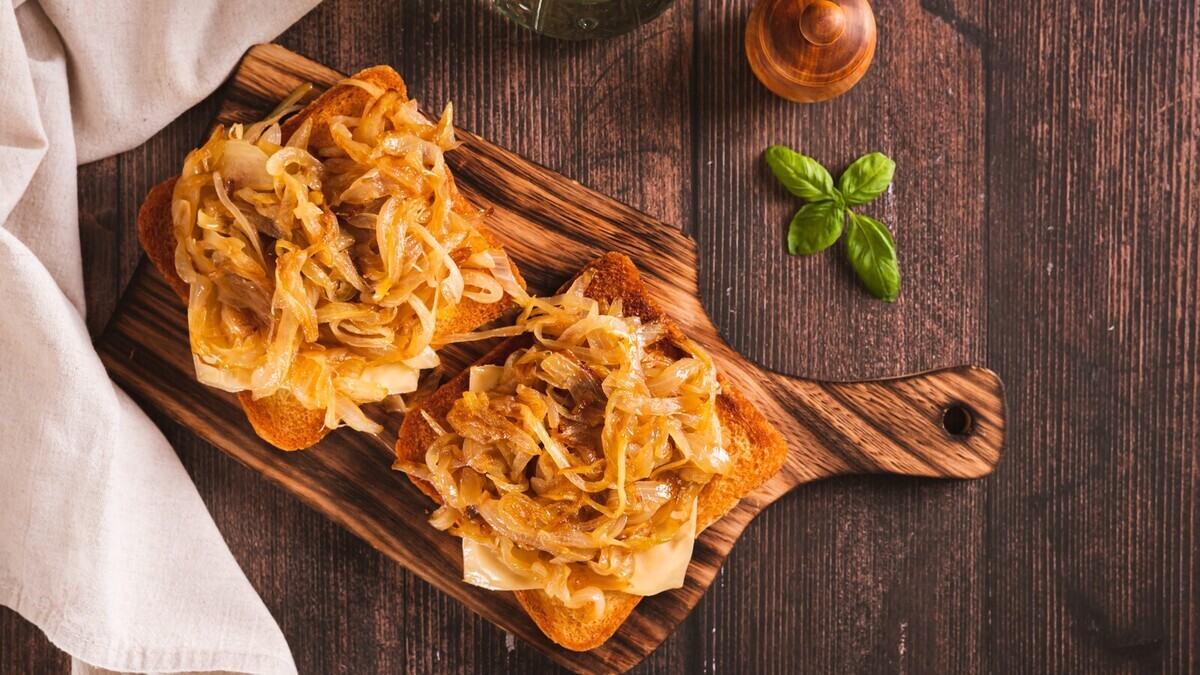 Утром не подавайте просто бутерброд с сыром: за 5 минут сделайте себе завтрак, как в ресторане — нужна луковица