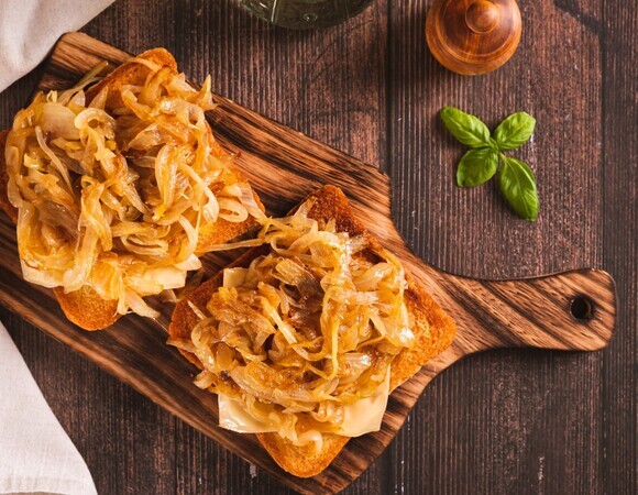 Утром не подавайте просто бутерброд с сыром: за 5 минут сделайте себе завтрак, как в ресторане — нужна луковица