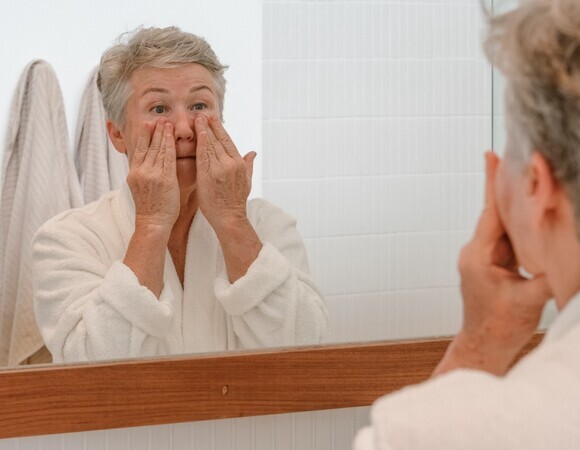 Кожа после 45 "сдулась": дерматолог Антонова объяснила, что делать с морщинами