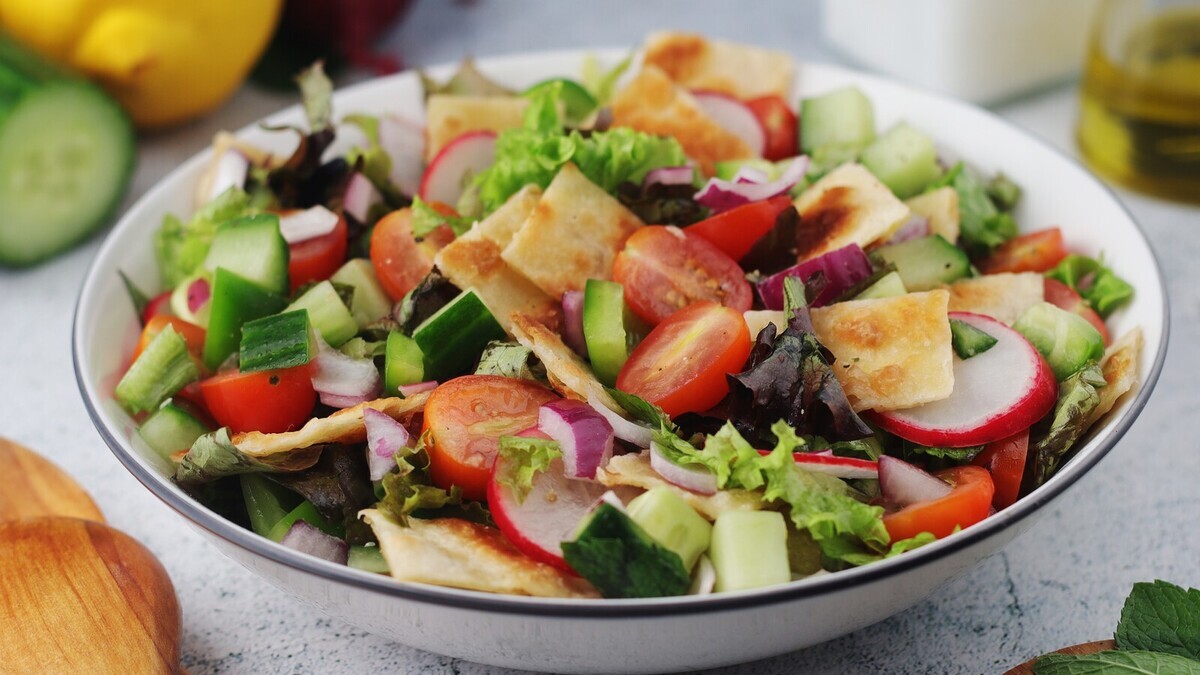 Как интересно подать салат из огурцов и помидоров? Не вернетесь к старому варианту, узнав 5 хитростей от шеф-повара 