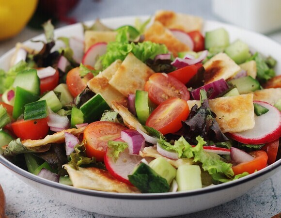 Как интересно подать салат из огурцов и помидоров? Не вернетесь к старому варианту, узнав 5 хитростей от шеф-повара 