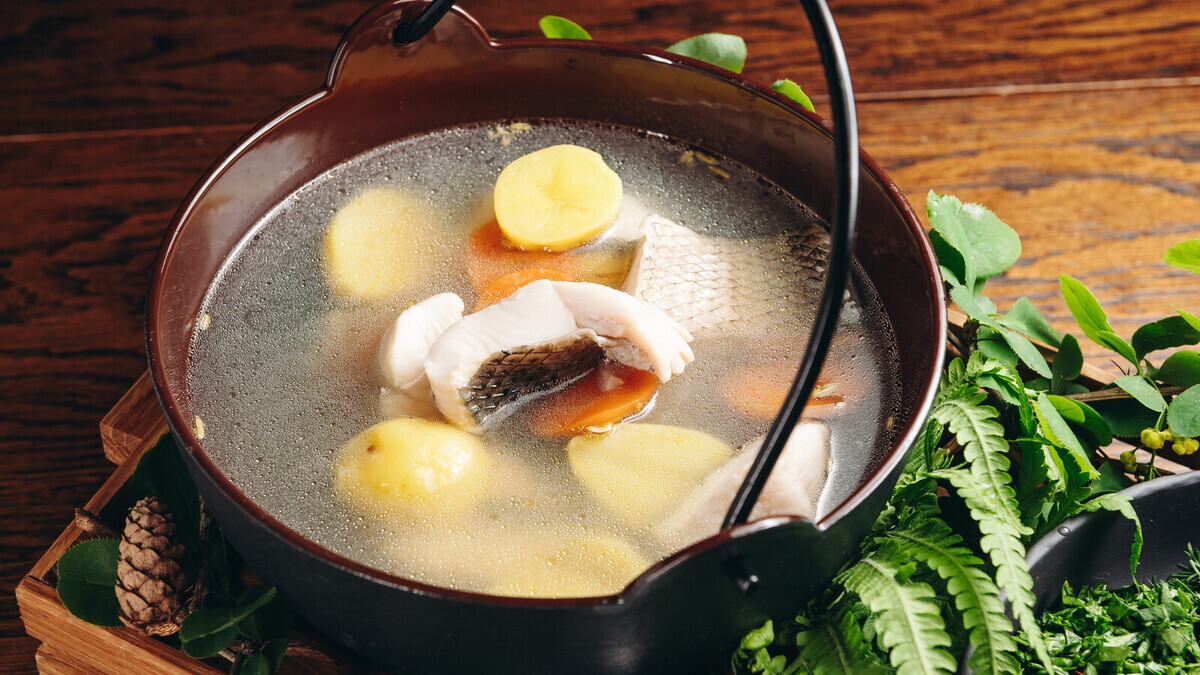 Добавляю один неожиданный ингредиент — и уха в казане получается прозрачной, как слеза