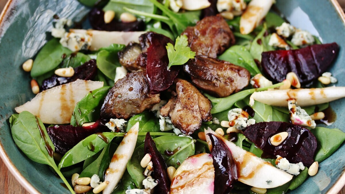 Печень "подружилась" со свеклой — всех подруг подсадила на этот "гемоглобиновый" салат 