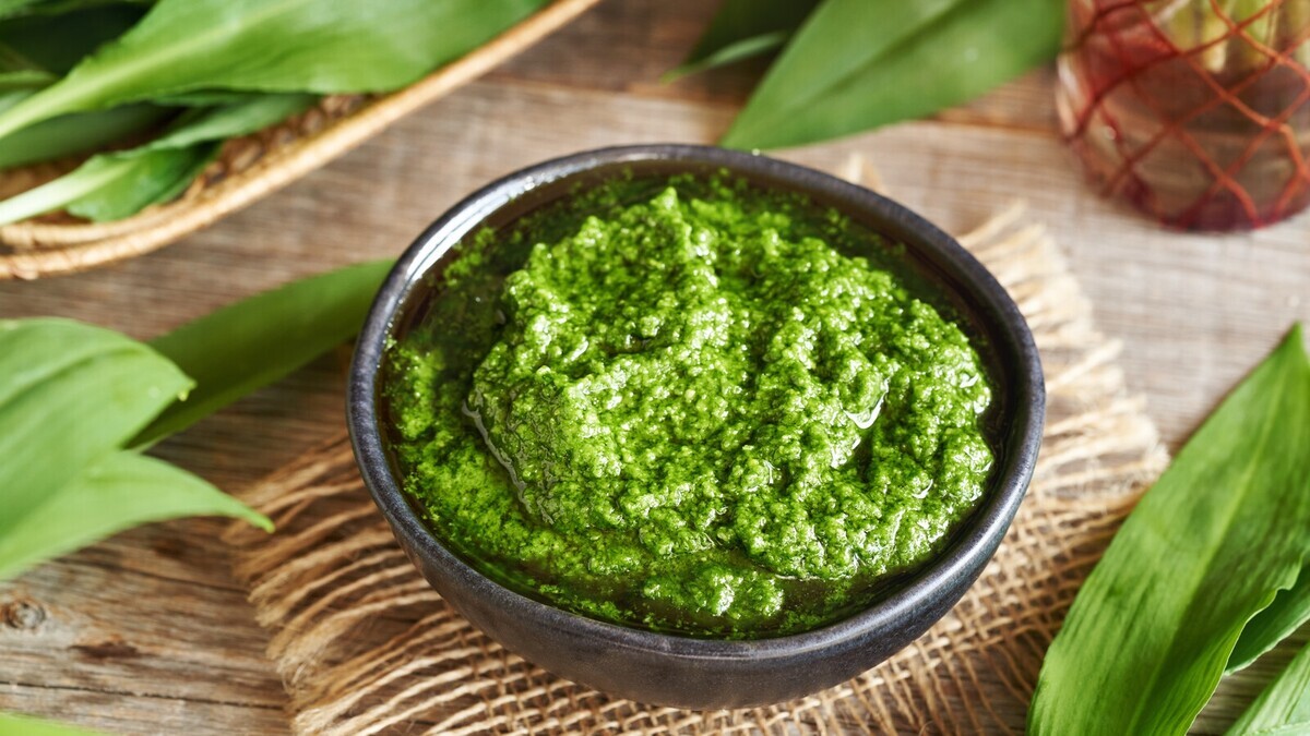 Замените дорогой песто: соус из черемши готовят за 5 минут — подходит к мясу, рыбе и овощам