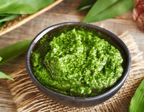 Замените дорогой песто: соус из черемши готовят за 5 минут — подходит к мясу, рыбе и овощам